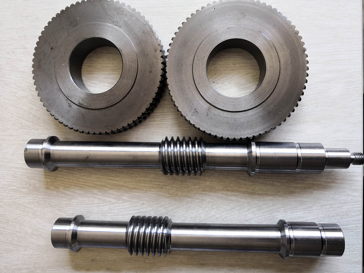 he worm shaft must be made to tight standards